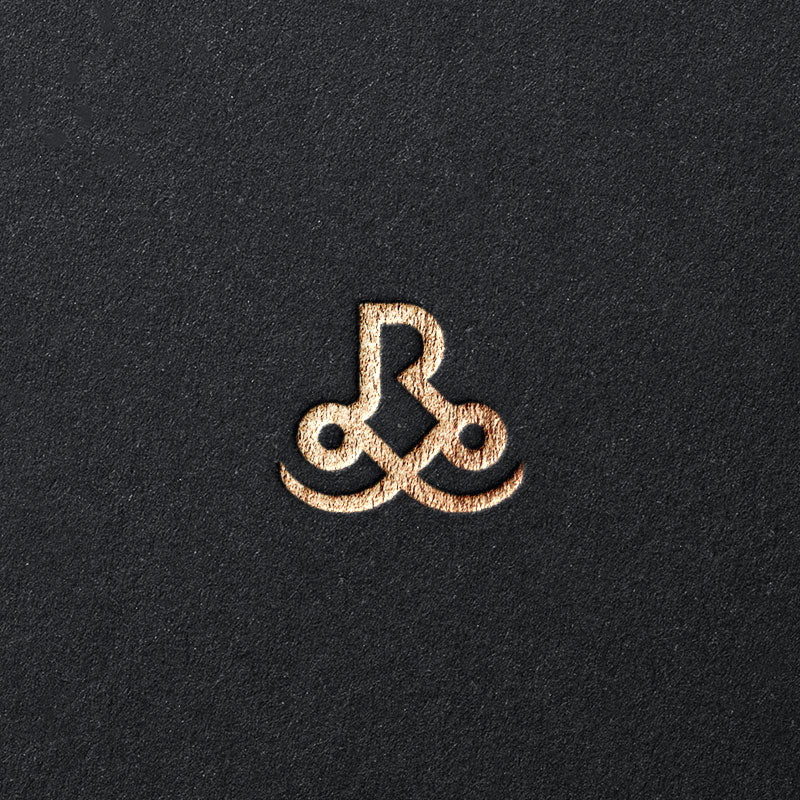 Une main et un logo en forme de pilule de fée