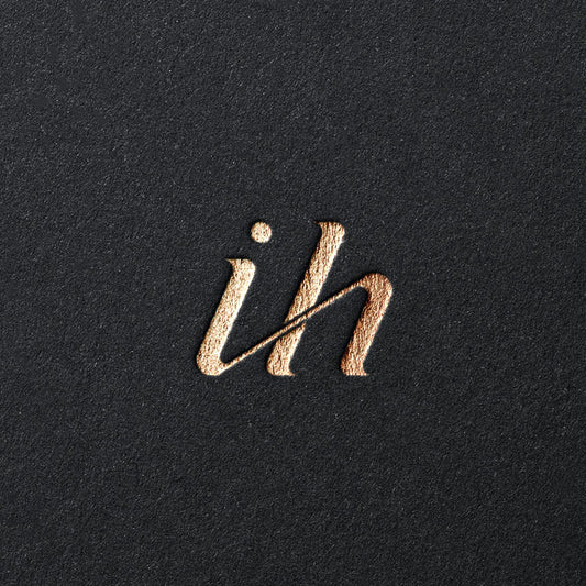 Une main et un logo en forme de pilule de fée